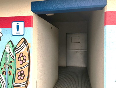 14_男子トイレ出入口の写真