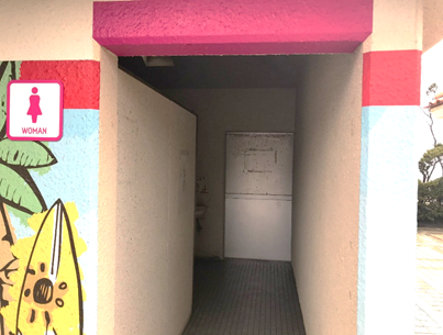 14_女子トイレ出入口の写真