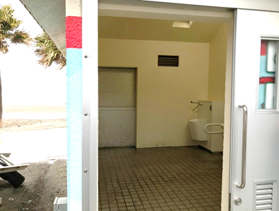 14_多目的トイレ出入口の写真