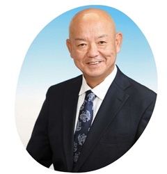 こちらを向いて穏やかにほほ笑む、いすみ市長の肖像写真