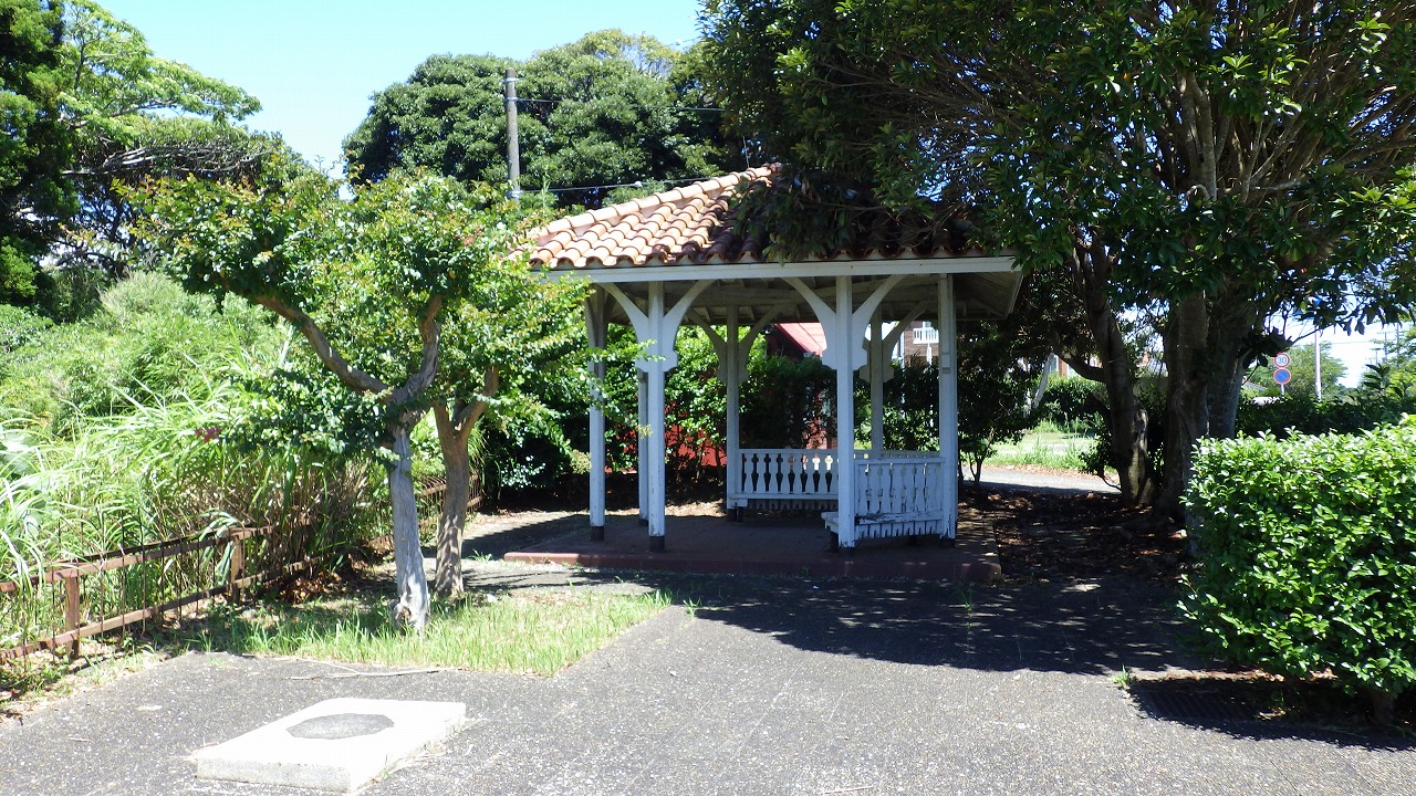 ばら公園の東屋が写っています。