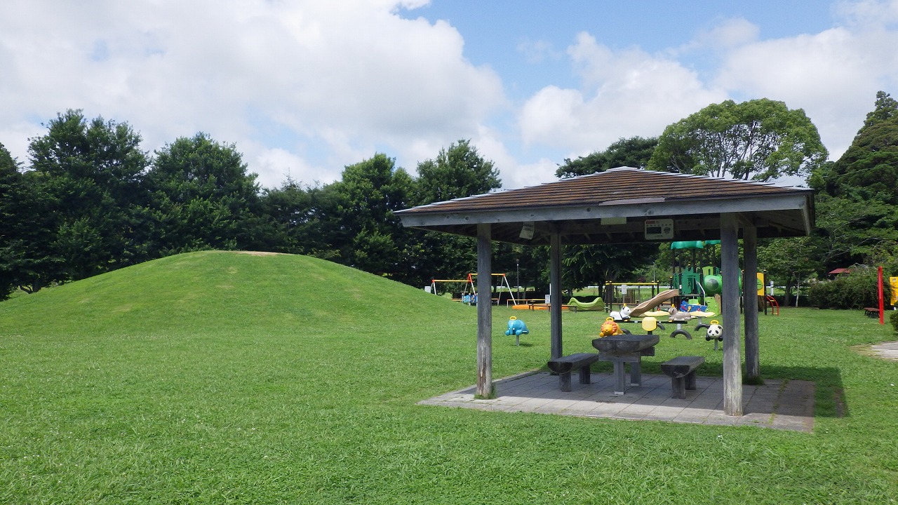 古沢公園 東屋と芝生の丘