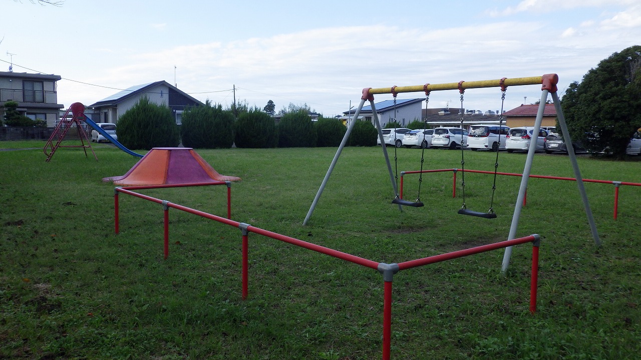 今関児童遊園のブランコとちびっこマウンテンとすべり台が写っています。