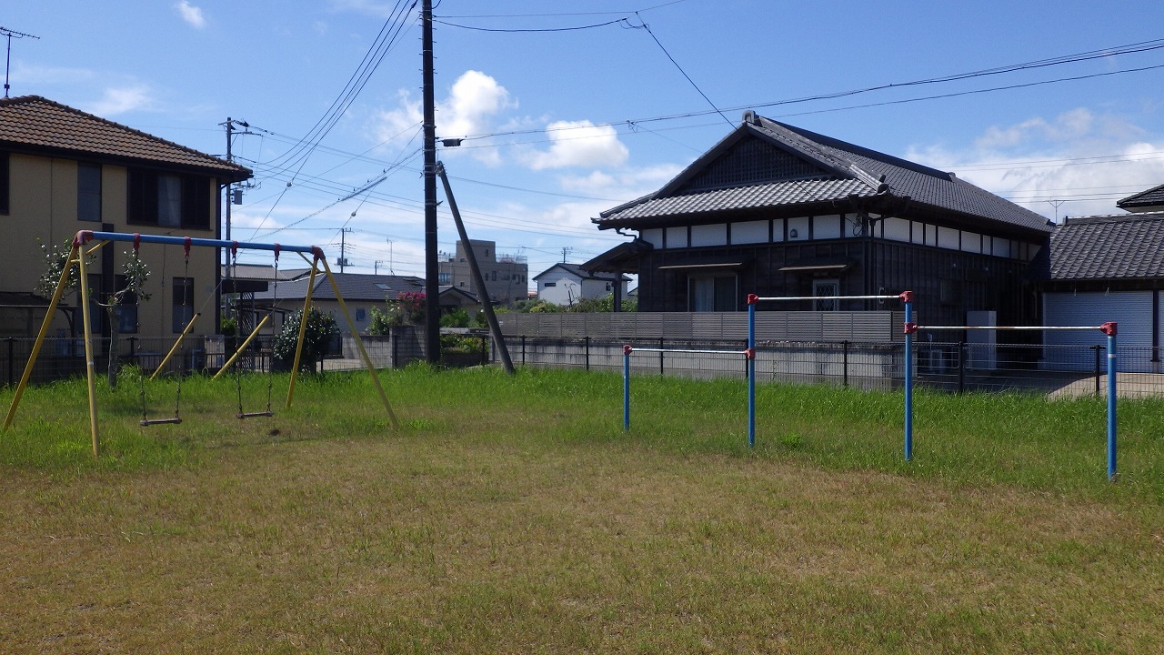 伊能滝公園の鉄棒とブランコが写っています。