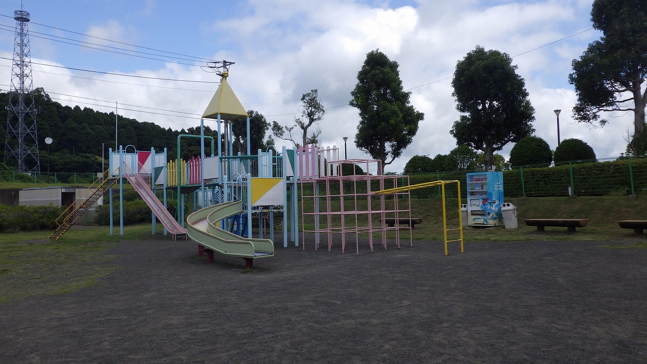 夷隅文化会館 複合遊具とベンチの写真