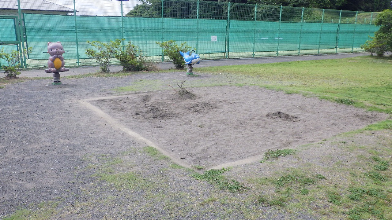 夷隅文化会館 砂場とスプリング遊具