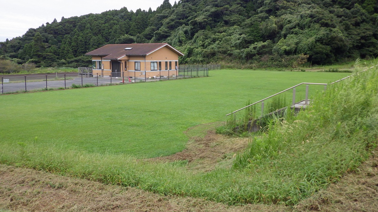 いすみ市い運動公園の広場が写っています。