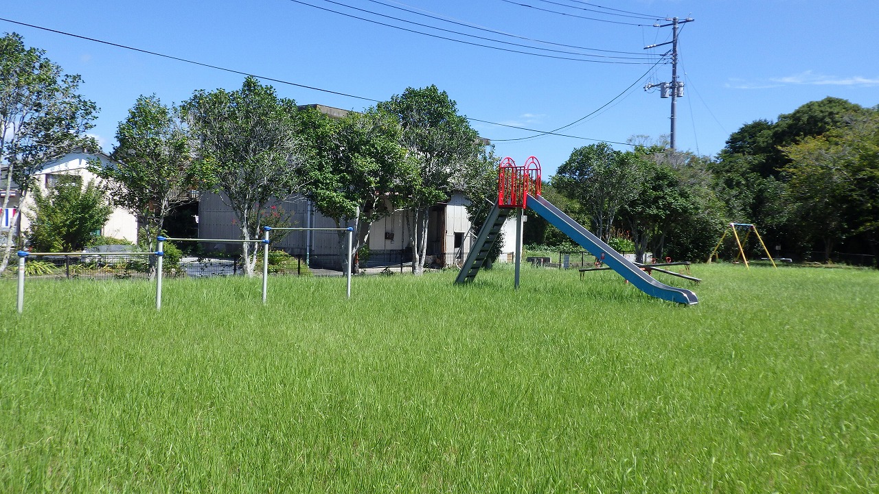 梶野下公園の鉄棒とすべり台が写っています。