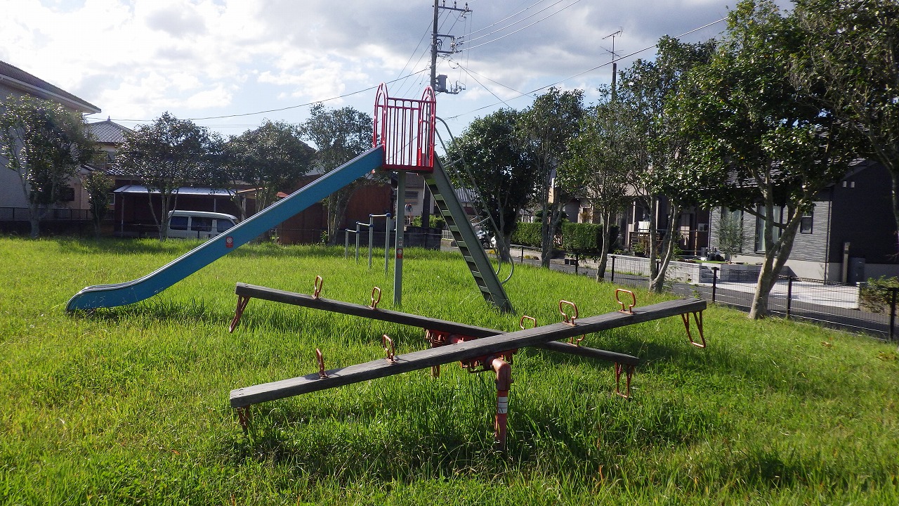 梶野下公園のシーソーとすべり台が写っています。