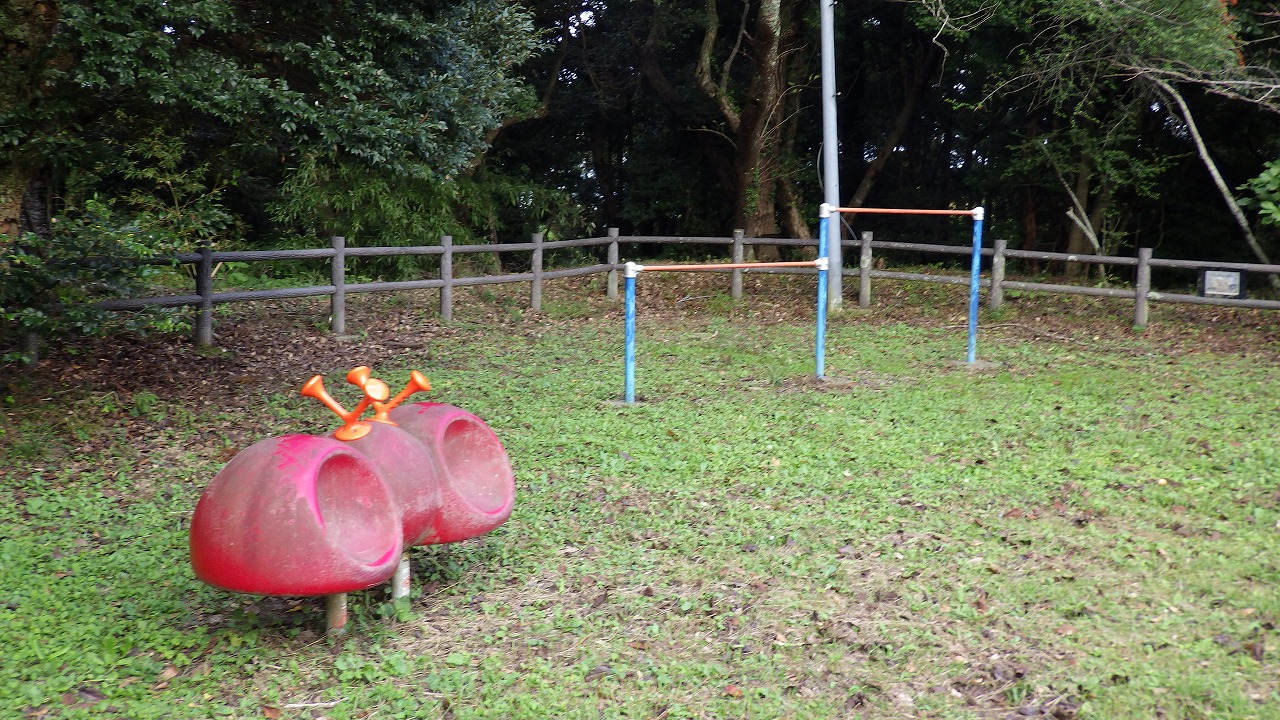 万木城児童遊園の鉄棒、スプリング遊具の写真