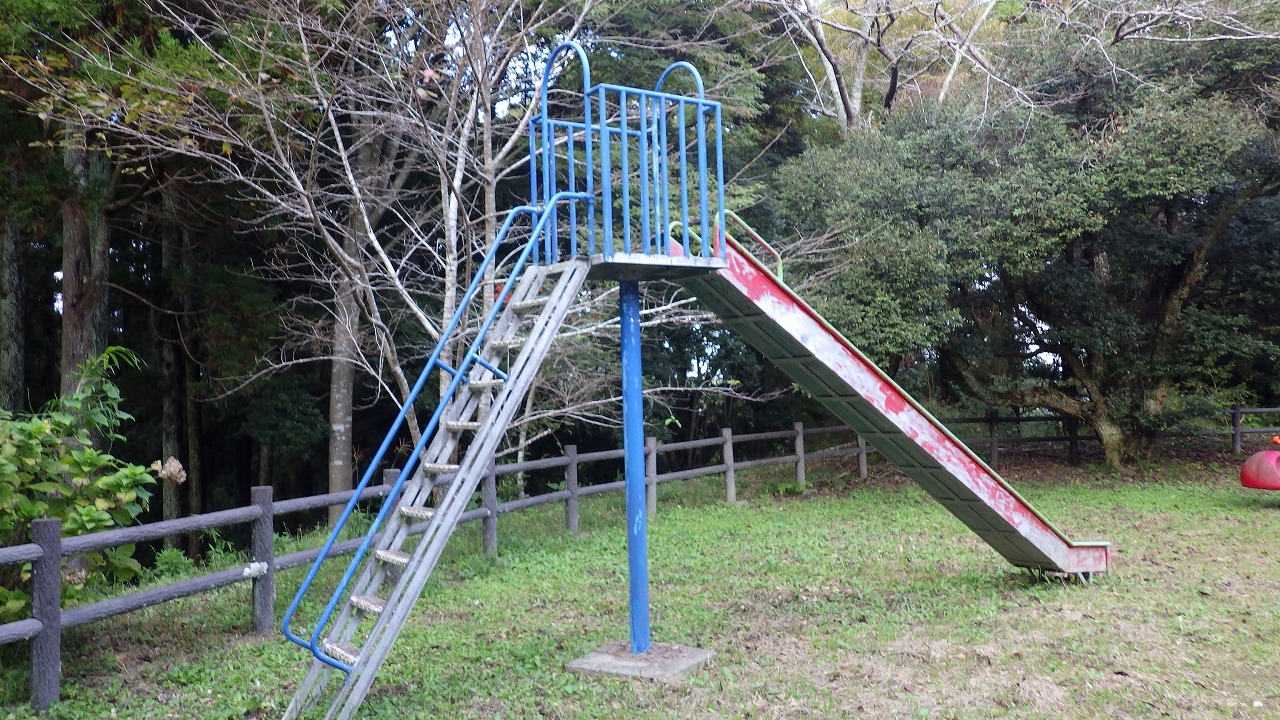 万木城児童遊園のすべり台が写っています。