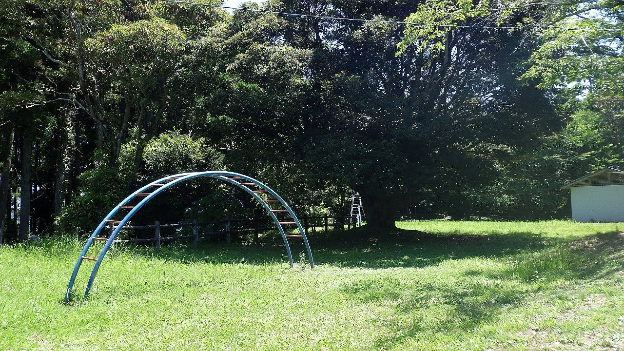 万木城児童遊園の芝の中にうんてい・が写っている写真