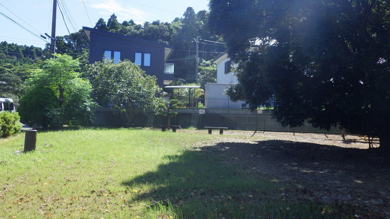 仲ノ台公園の全体写真。芝生がひろがっており、ベンチ2台と水道がうつっています。