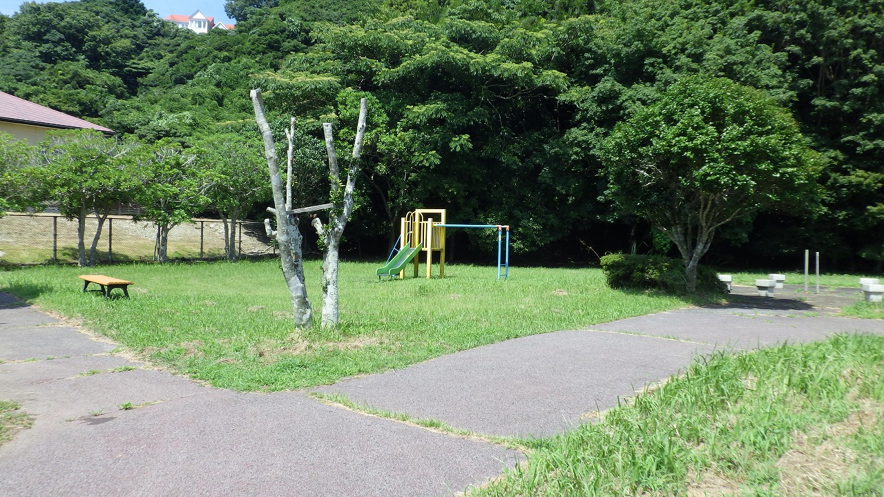 大原台公園の複合遊具とベンチの写真