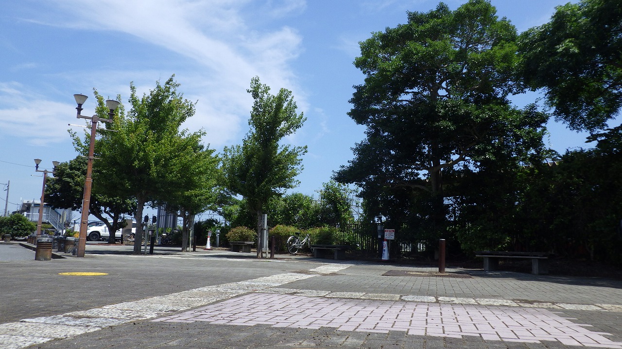 大原駅北広場の写真。インターロッキングで補正された広場とベンチが写っています。