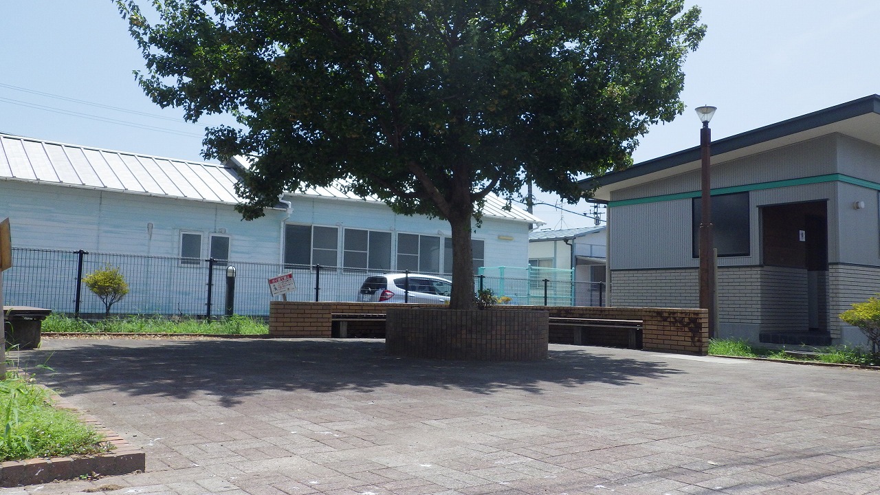 大原駅南広場の写真。大きな木の周りにベンチがあります。