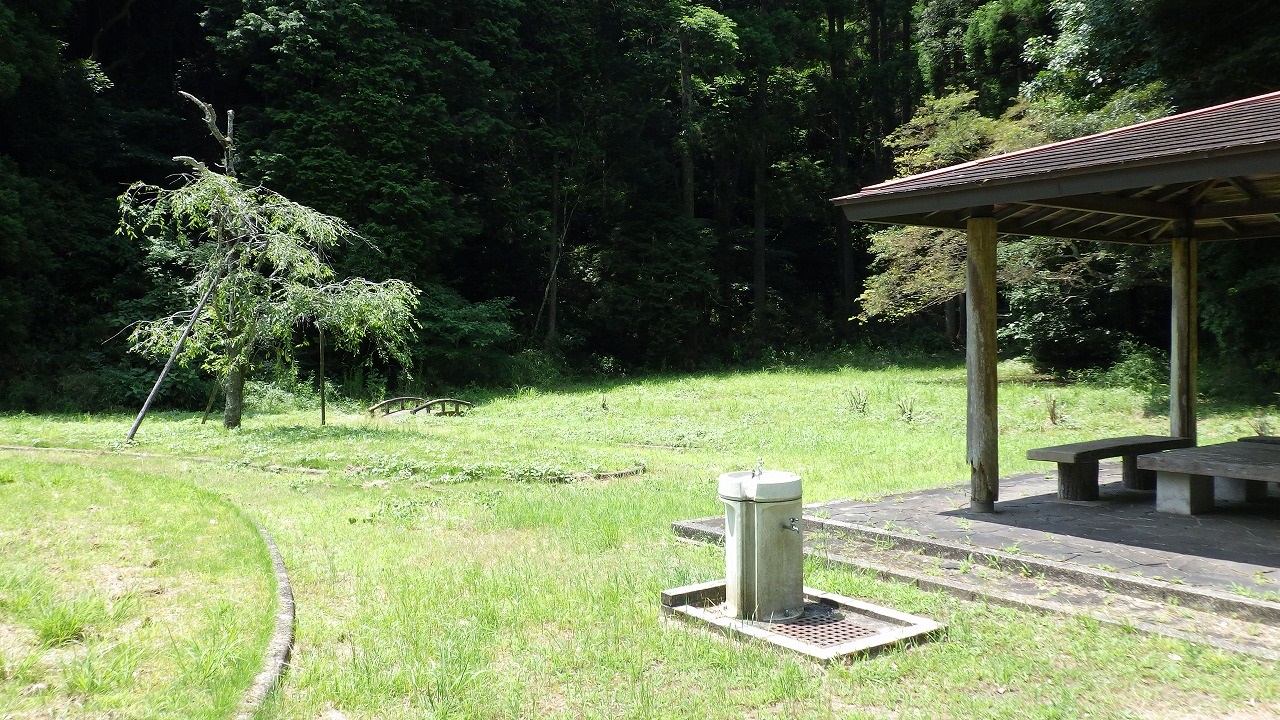 音羽の森公園の水道と東屋が写っています。