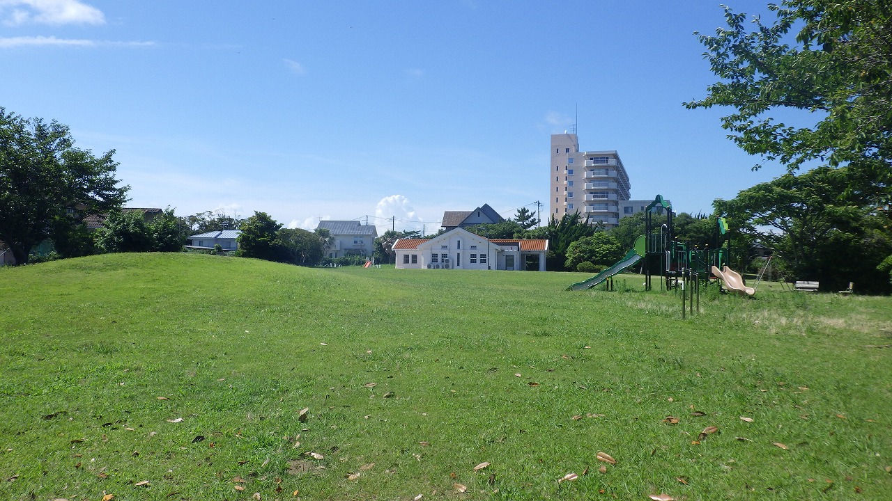 旧サンライズガーデンの全体写真。芝でできた小さな丘や遊具が写っています。