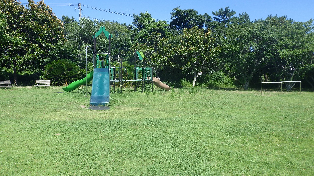 旧サンライズガーデンのすべり台、鉄棒、ベンチが写っています。