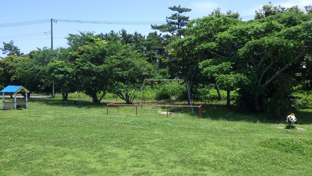 旧サンライズガーデンのブランコ、スプリング遊具、ちびっこハウスが写っています。