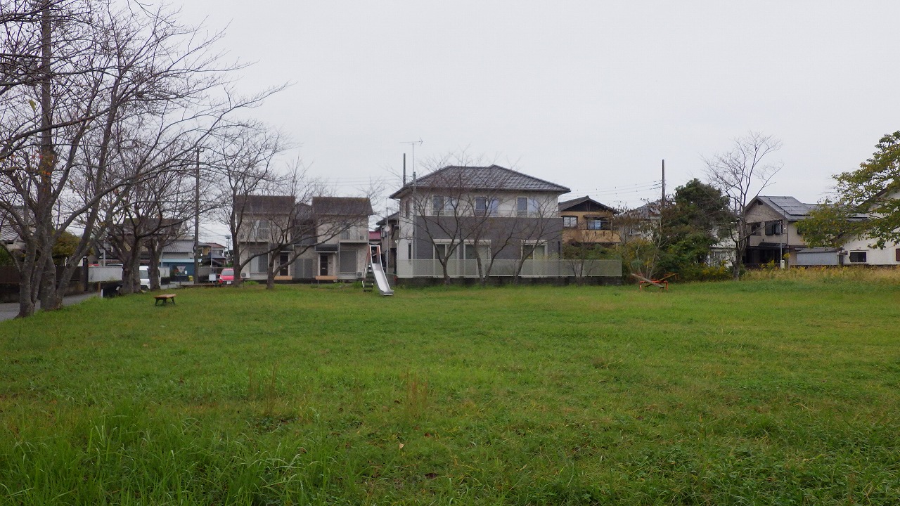 沢田公園のベンチ、すべり台、シーソーが写っています。