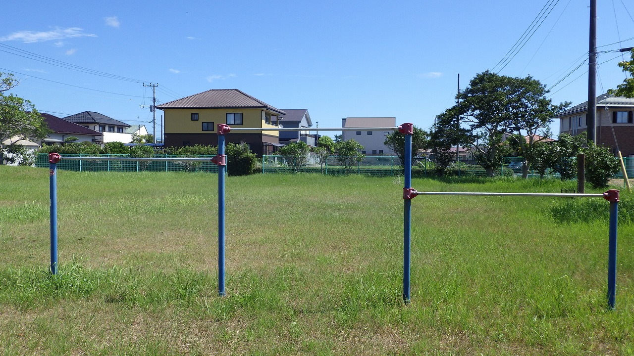瀬崎公園の鉄棒が写っています。