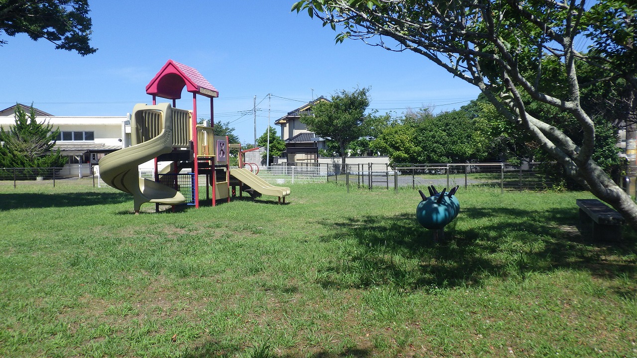 渋田児童遊園の芝の上に小さい子が遊べる遊具が2基写っています。