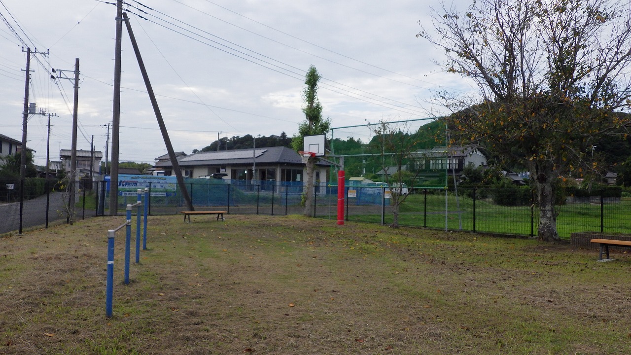 椎木児童遊園のバスケットリングと鉄棒が写っています。
