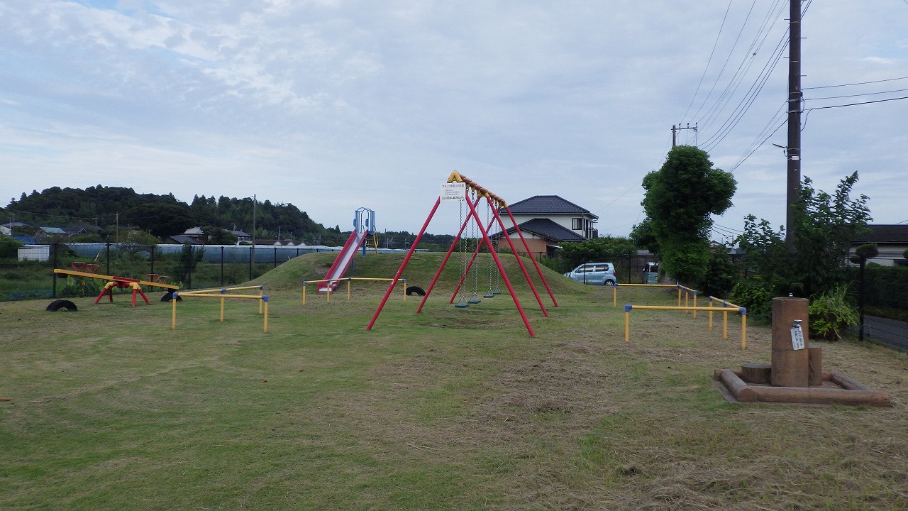 椎木児童遊園のブランコ、シーソー、すべり台、水道が写っています。