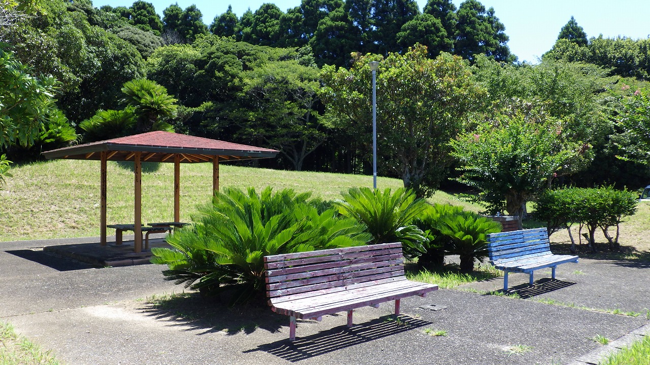 そてつ公園のベンチ2台と東屋が写っている写真。