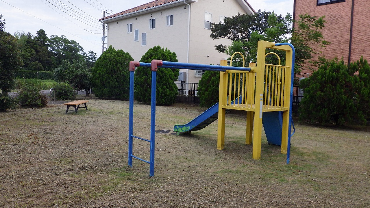 太東公園の複合遊具とベンチが写っています。