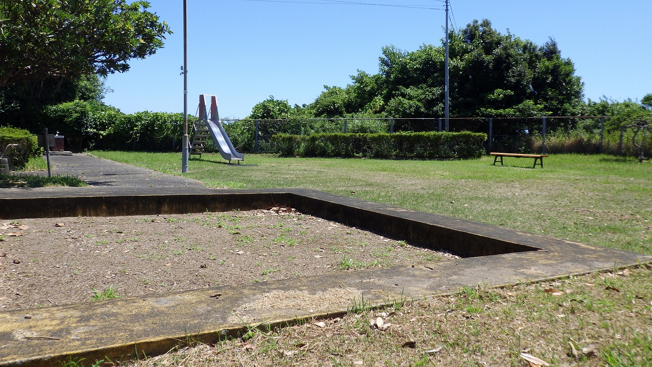 つばき公園の砂場、すべり台、ベンチが写っています。