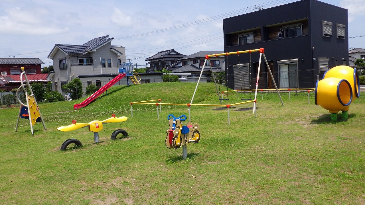 長者児童遊園の写真です。小さい子が遊べるブランコなどの遊具が6基あります。