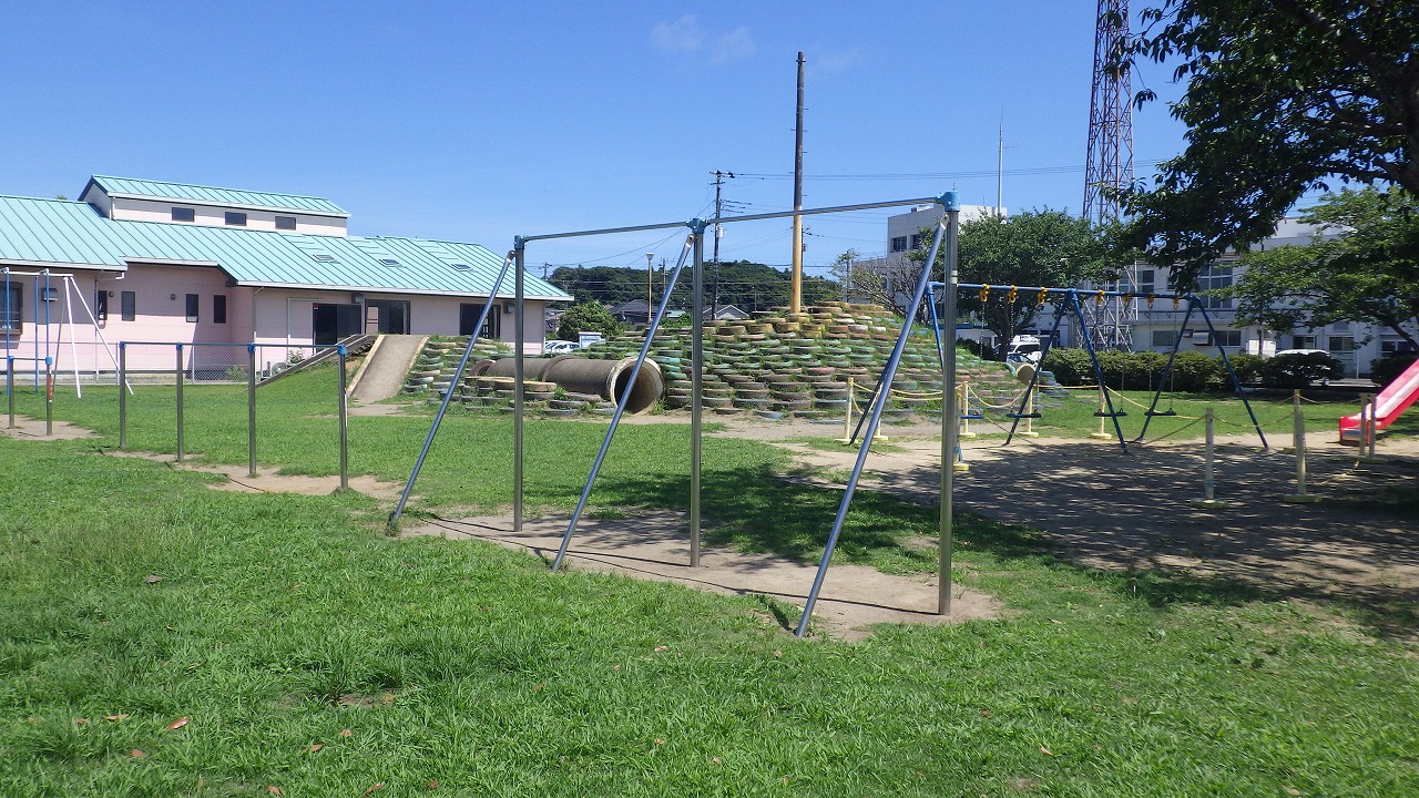 わんぱく公園の小学生が遊べる遊具が6基ほど写っています。