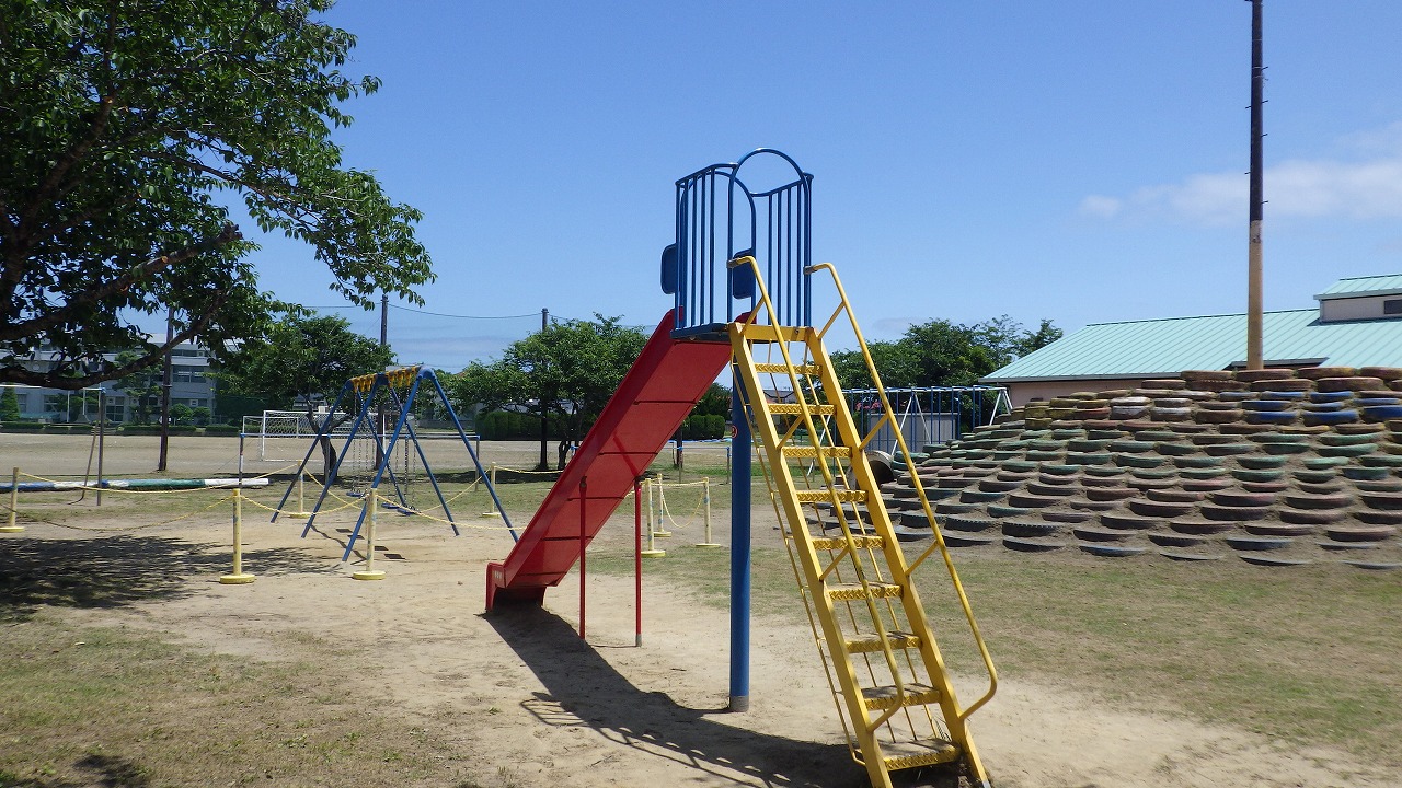 わんぱく公園の小学生が遊べる遊具が写っています。
