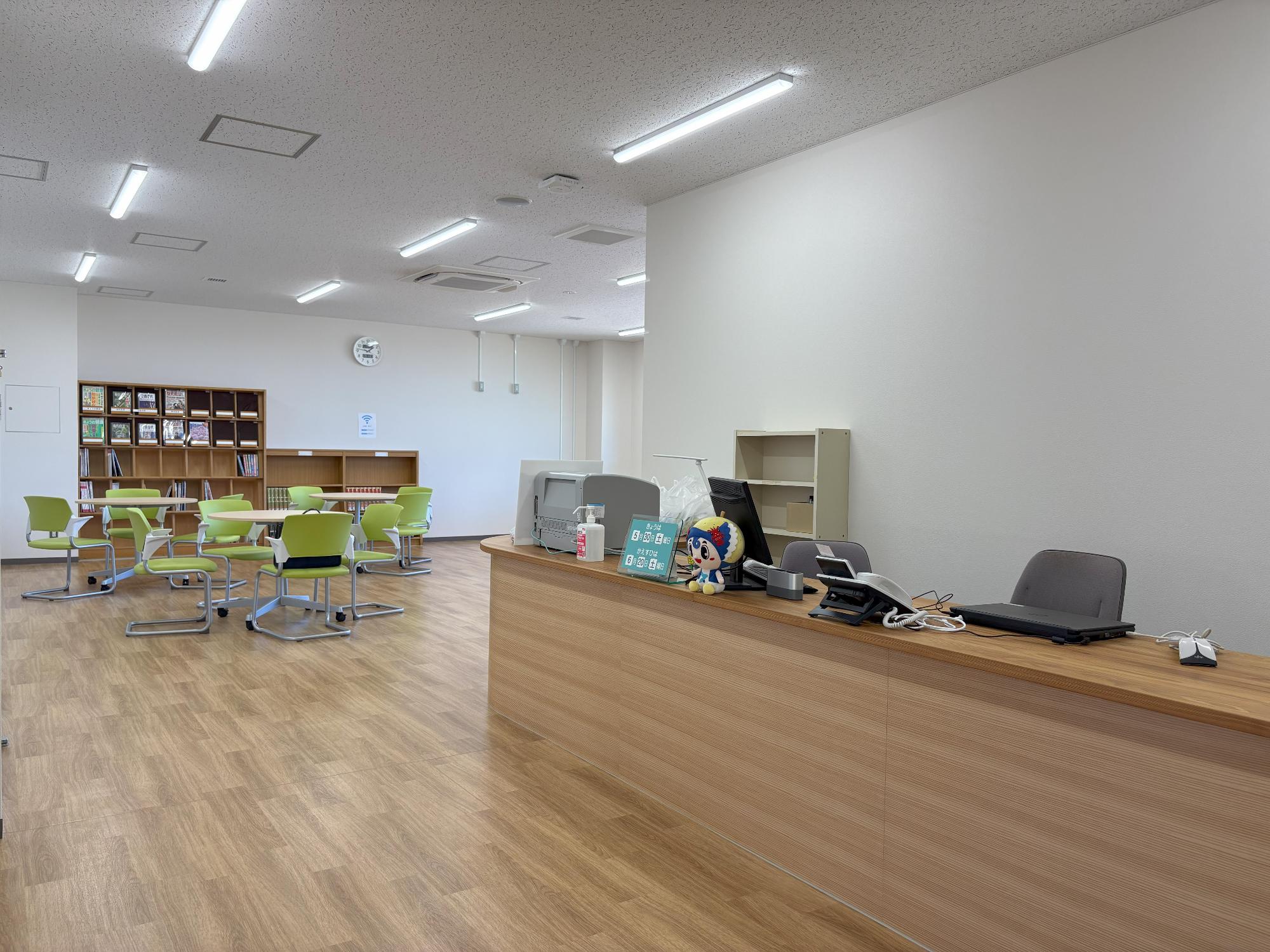 図書受付＆ラウンジ
