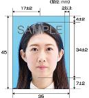 パスポート申請用写真の規格についてが記載された女性の証明写真