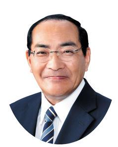 こちらを向いて穏やかにほほ笑む、いすみ市長太田洋の肖像写真