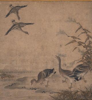 葦原を背景にして右下に水辺の地面で餌をついばむ三羽の雁、左上に空を舞う二羽の雁を描いた狩野派の水墨画の写真