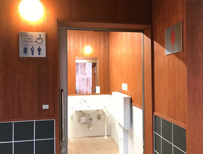 12_多目的トイレ出入口の写真