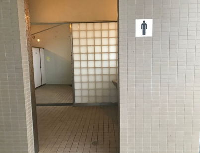 4_男子トイレ出入口の写真