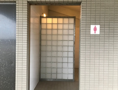 13_女子トイレ出入口の写真