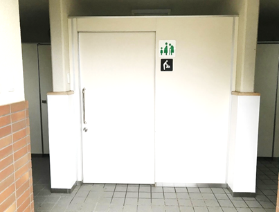 16_多目的トイレ出入口の写真