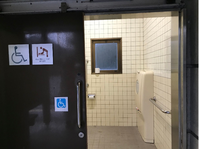 4_多目的トイレ出入口の写真