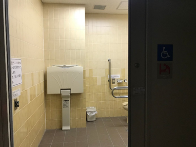 7_多目的トイレ1出入口の写真
