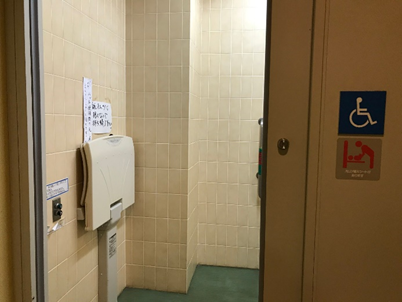 7_多目的トイレ2出入口の写真