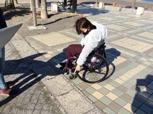 車いすの方による通路点検の様子