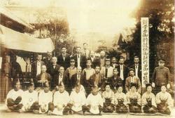 1929年に行われた新嘗祭御新穀供御耕作田田植祭での集合写真