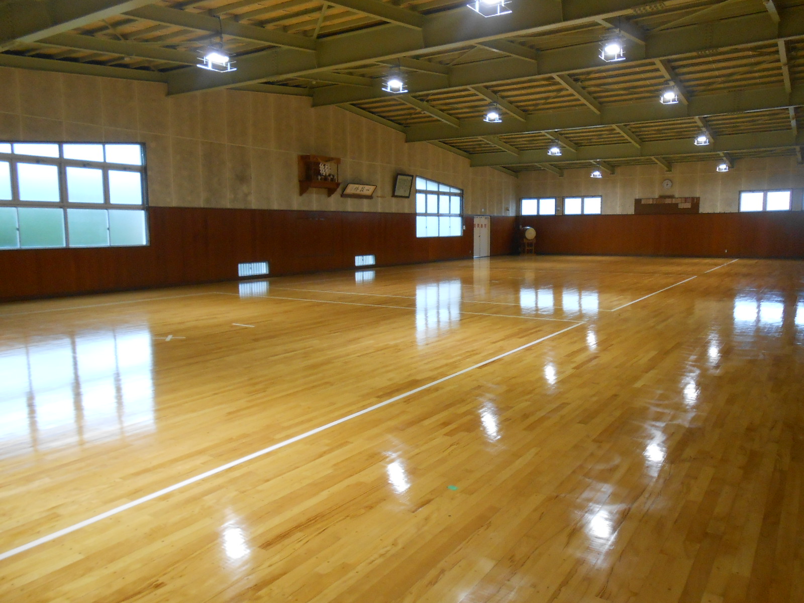 海洋センター武道館は、剣道コート3面分の広さがあり、全て板張りの床で畳はない