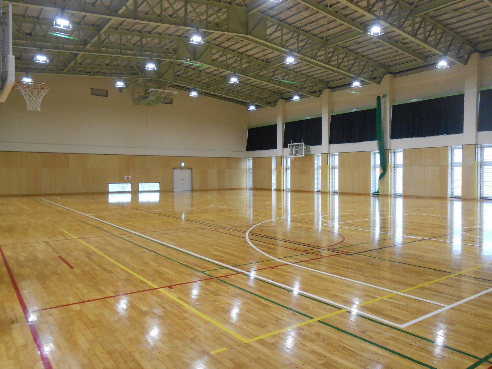 海洋センター体育館内はバスケットコート1面分の広さがあり、ミニバスコート2面併用ができるため、バスケットゴールが6つ設置されている